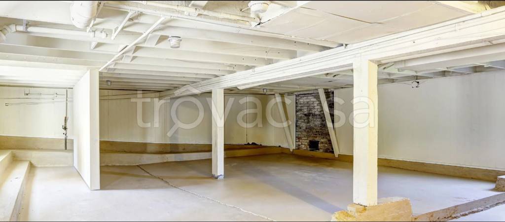 locale commerciale in vendita a Firenze in zona Isolotto