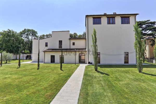 locale commerciale in vendita a Firenze in zona Coverciano