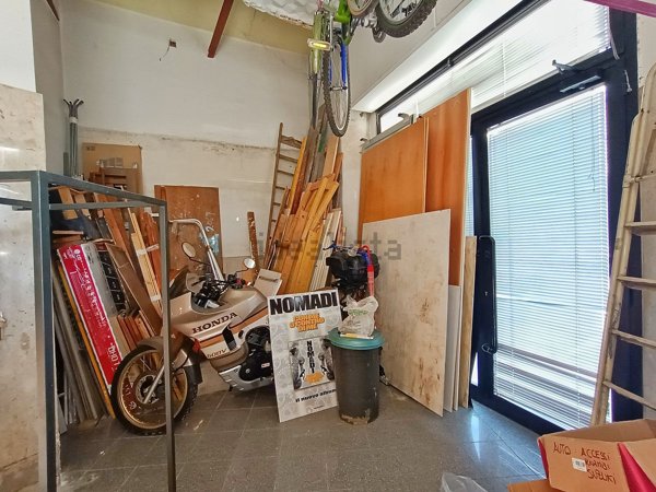 locale commerciale in vendita a Firenze in zona Centro San Frediano