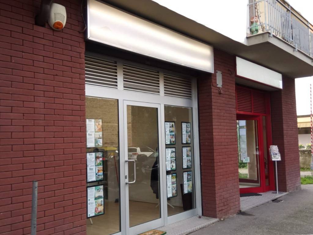 negozio in vendita a Firenze in zona Isolotto