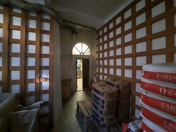 locale commerciale in vendita a Firenze in zona Legnaia