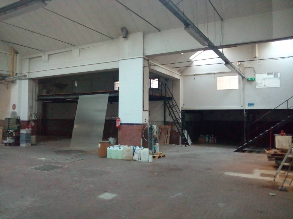 locale commerciale in vendita a Firenze in zona Coverciano