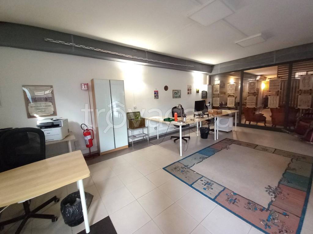 locale commerciale in vendita a Firenze in zona Gavinana