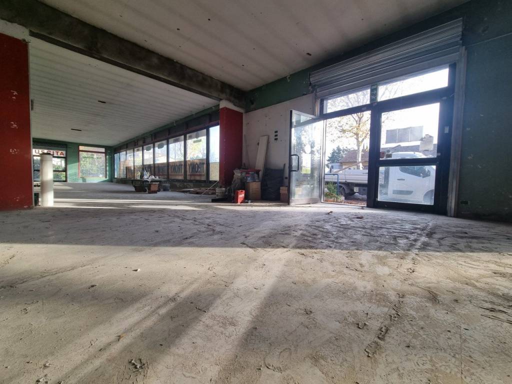 negozio in vendita a Firenze in zona Peretola