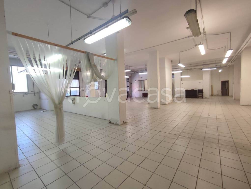 locale commerciale in vendita a Firenze in zona Novoli