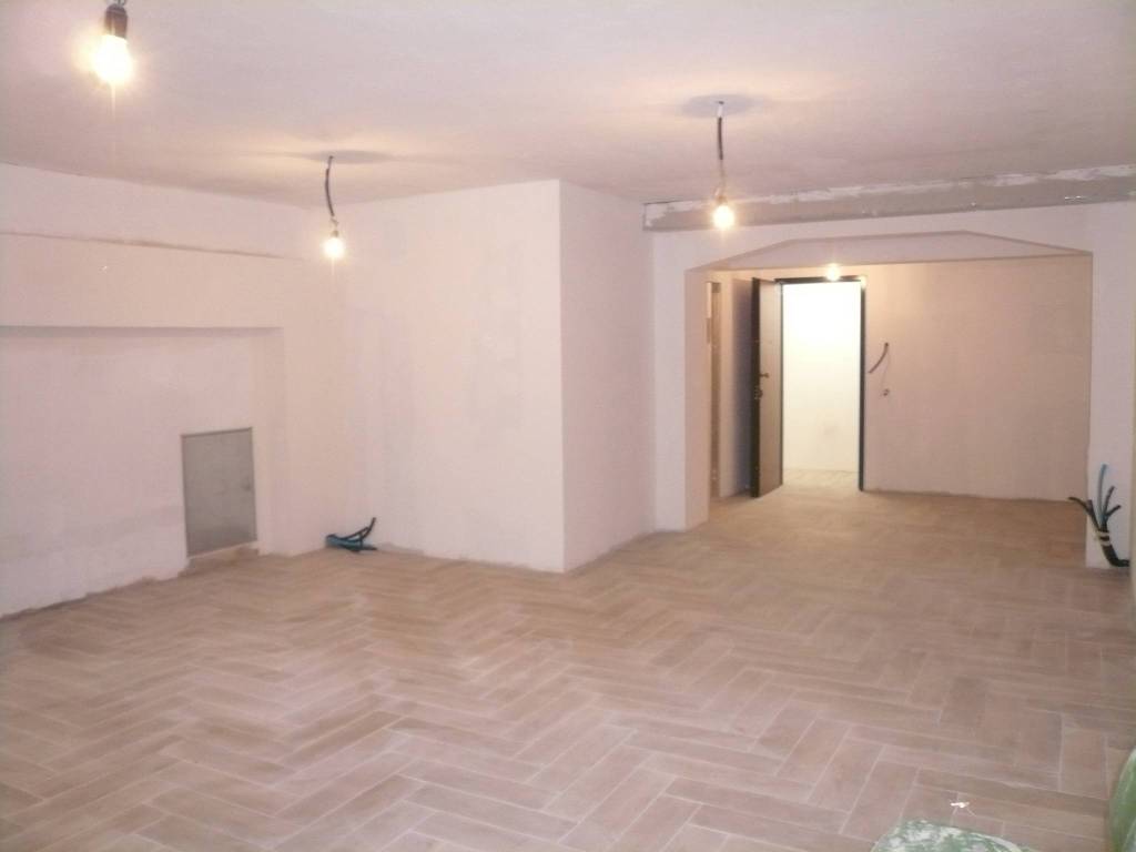 locale commerciale in vendita a Firenze in zona Campo di Marte