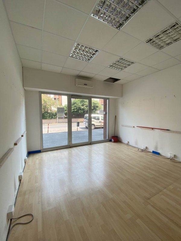 negozio in vendita a Firenze in zona Isolotto