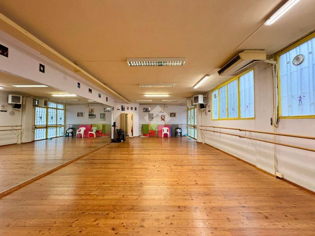 locale commerciale in vendita a Firenze in zona Legnaia