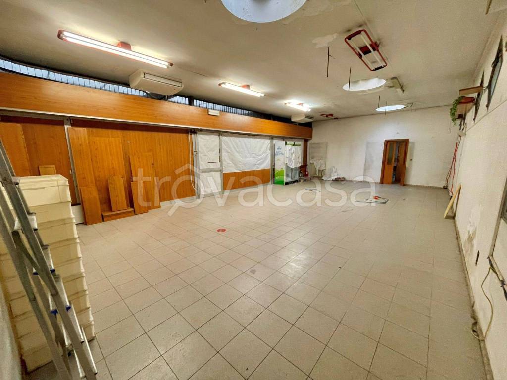 negozio in vendita a Firenze in zona Isolotto