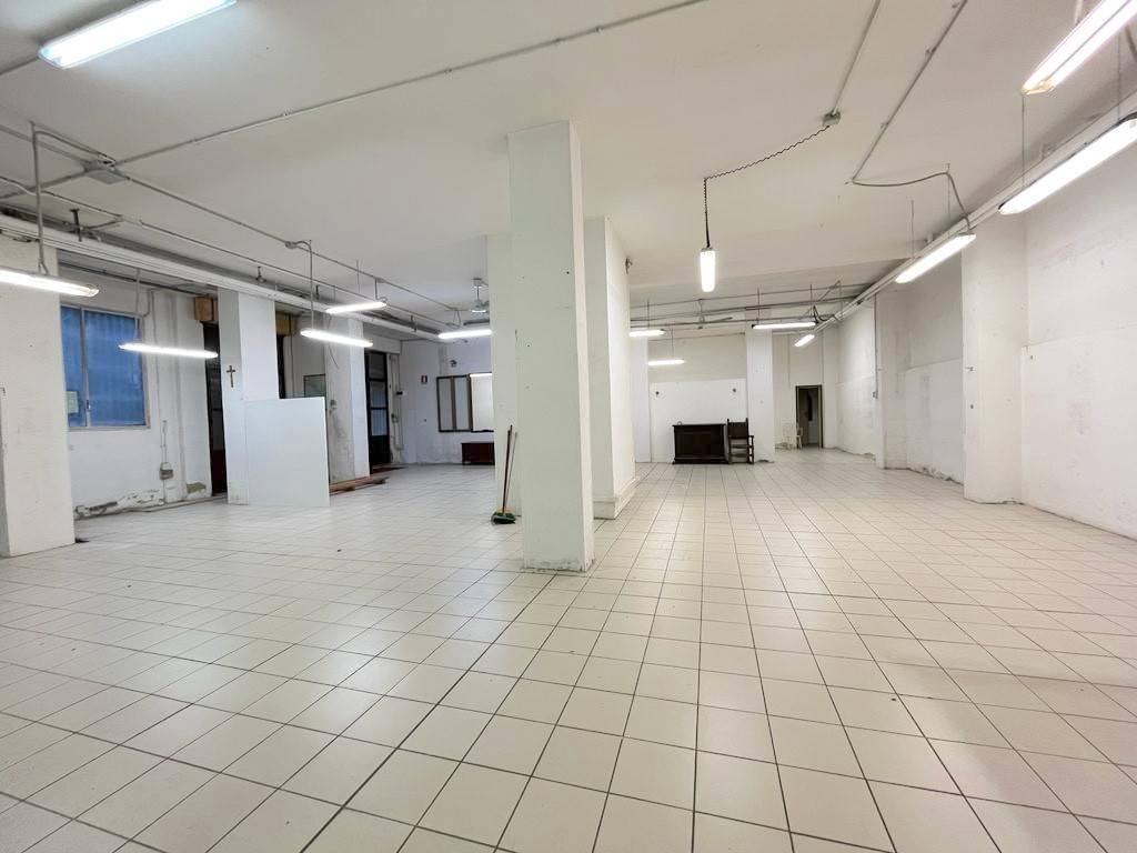 locale commerciale in vendita a Firenze in zona Novoli