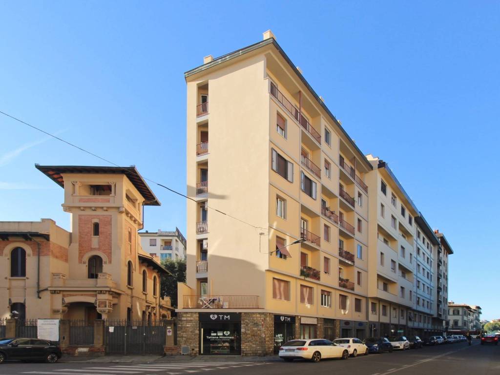 locale commerciale in vendita a Firenze in zona Campo di Marte