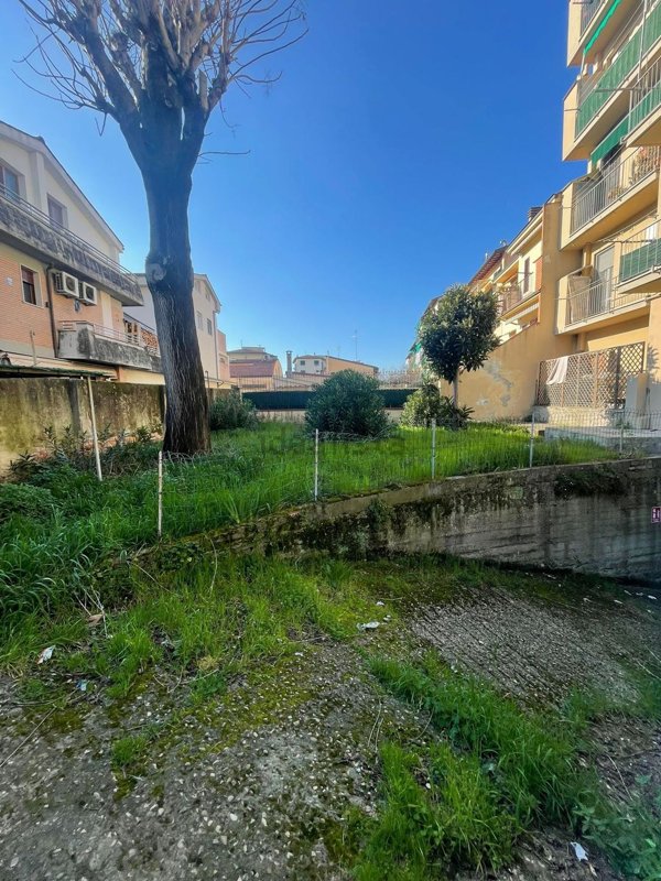 locale di sgombero in vendita a Firenze in zona Isolotto