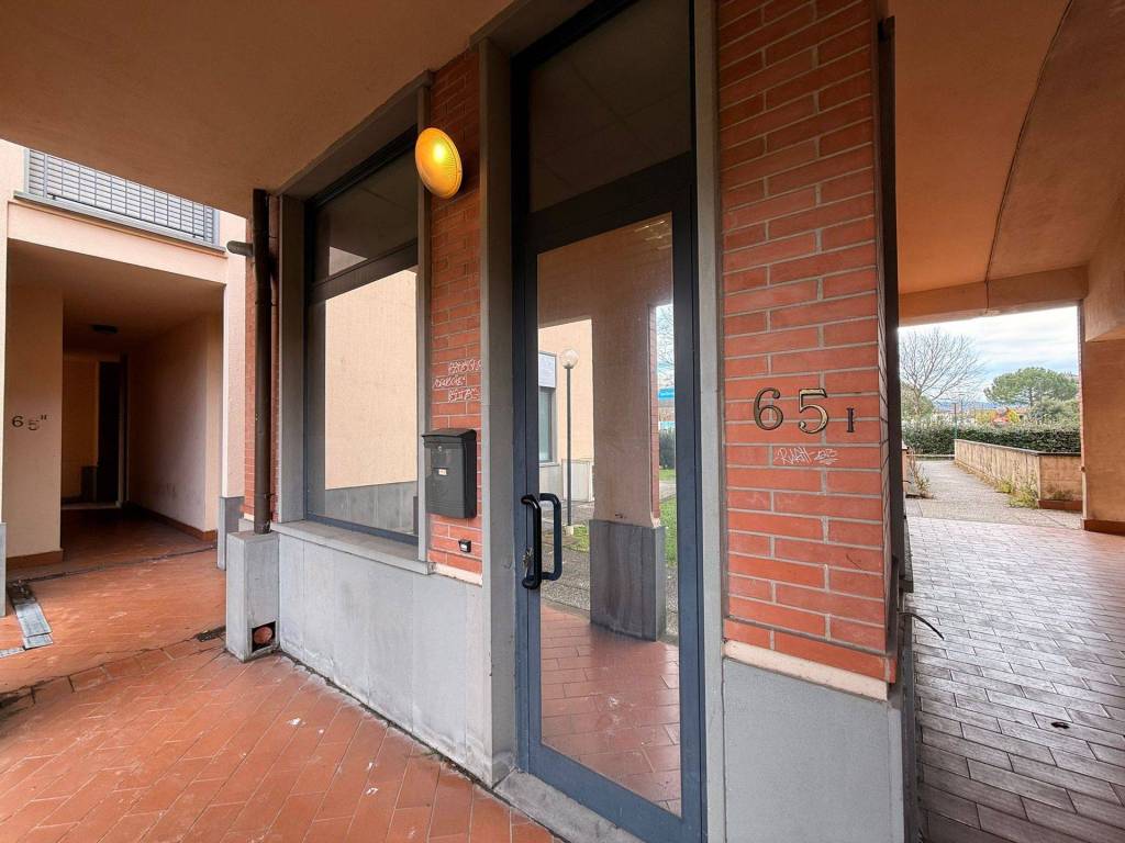 negozio in vendita a Firenze in zona Isolotto