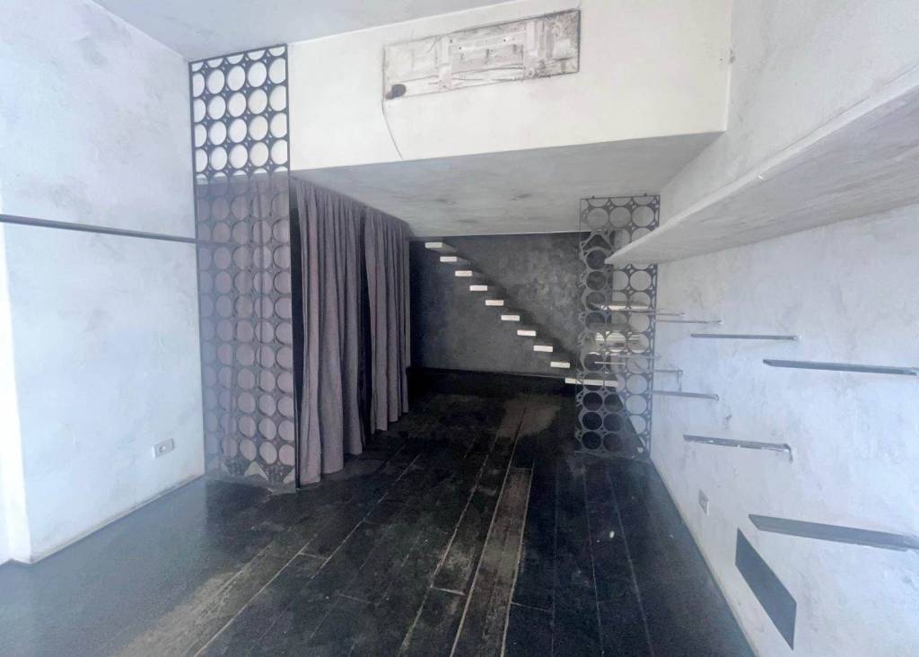 negozio in vendita a Firenze in zona Campo di Marte