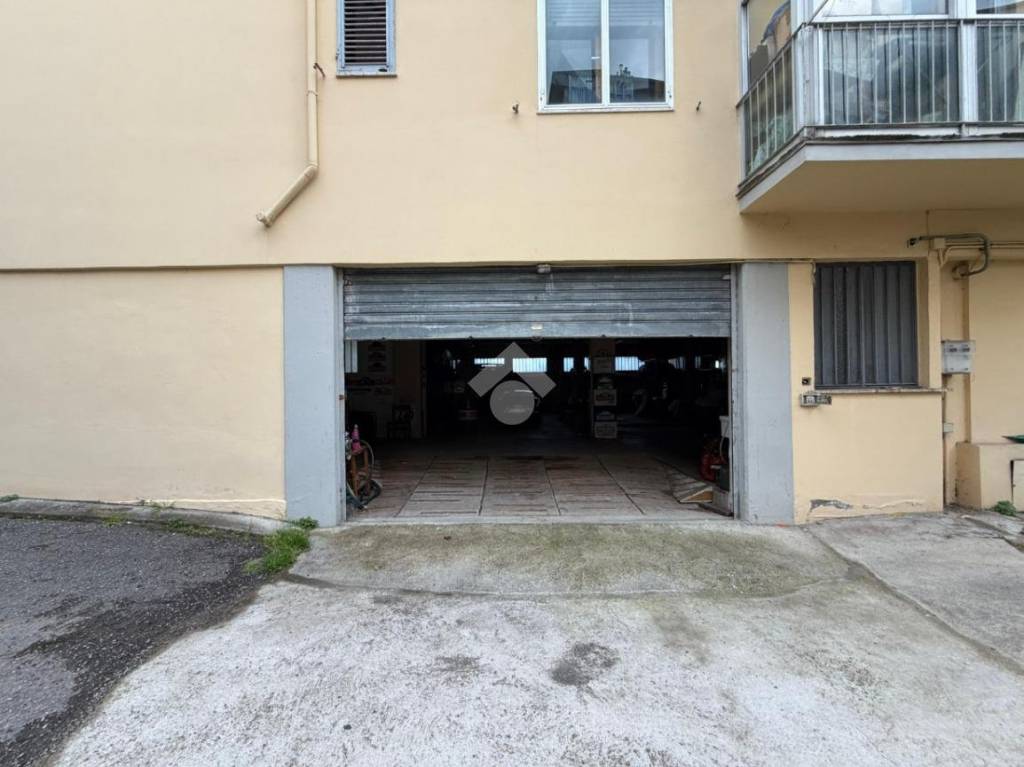 locale commerciale in vendita a Firenze in zona Coverciano