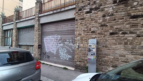 negozio in vendita a Firenze in zona Campo di Marte
