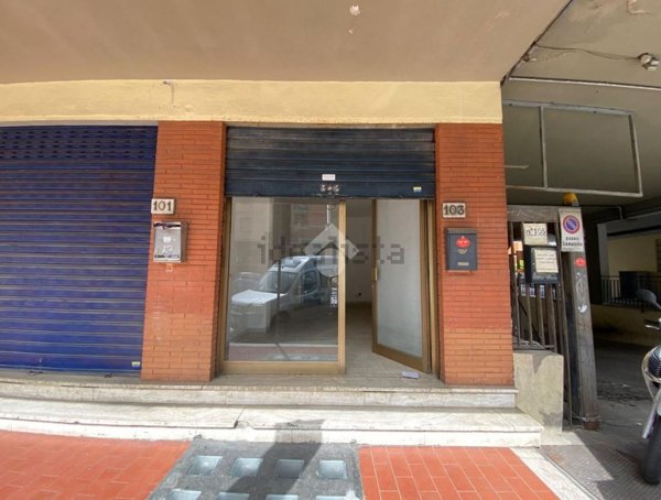 locale commerciale in vendita a Firenze in zona Careggi