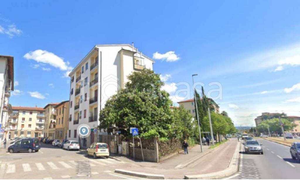 locale commerciale in vendita a Firenze in zona Isolotto