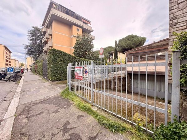 locale di sgombero in vendita a Firenze in zona Isolotto