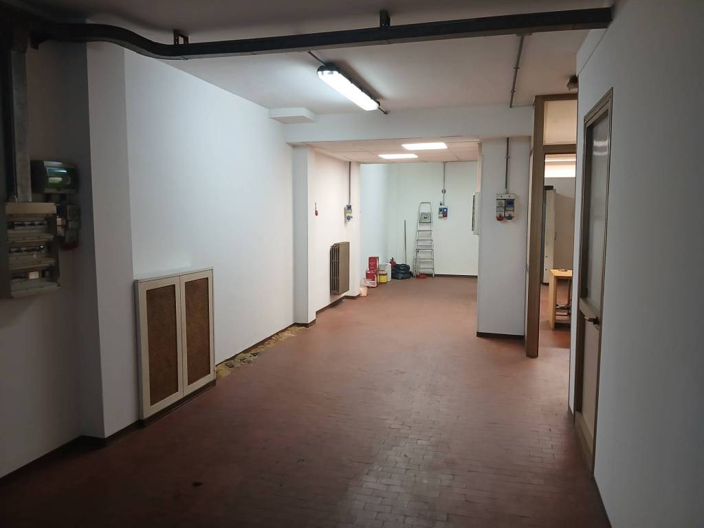 locale commerciale in vendita a Firenze in zona Isolotto