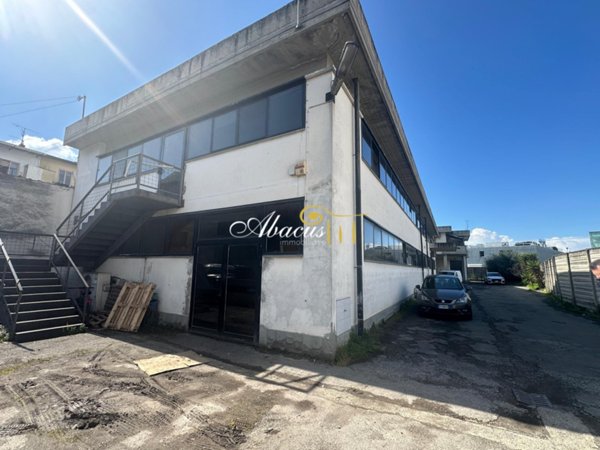 locale commerciale in vendita a Firenze in zona Brozzi