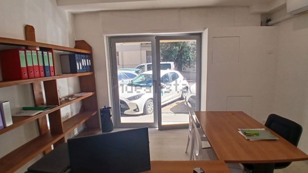 locale commerciale in vendita a Firenze in zona Careggi