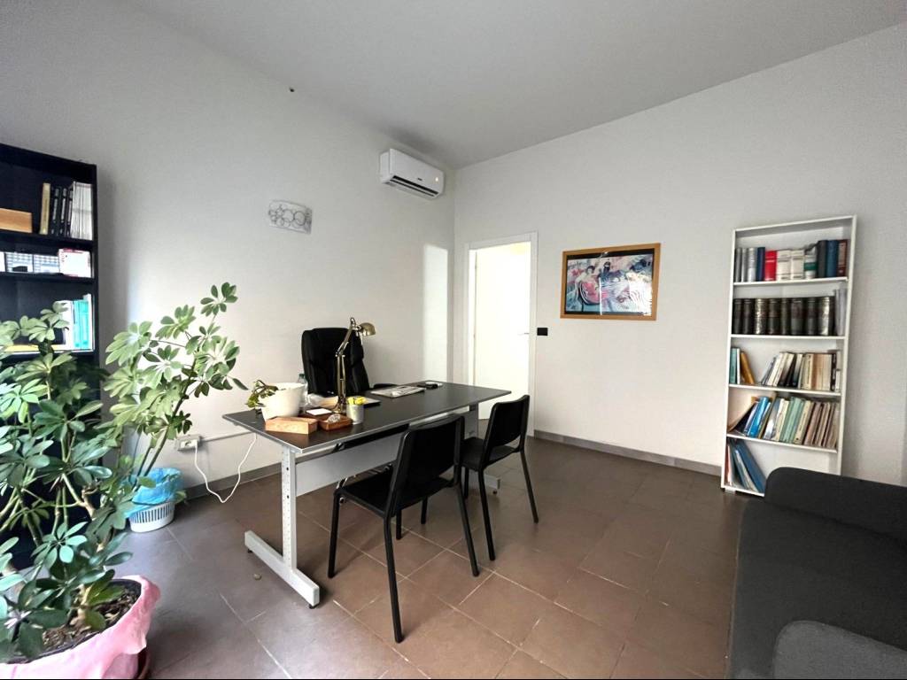 negozio in vendita a Firenze in zona Novoli