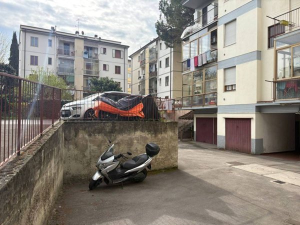 locale commerciale in vendita a Firenze in zona Legnaia