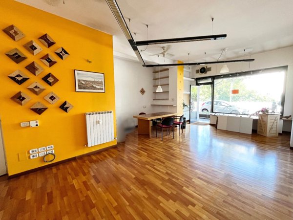 negozio in vendita a Firenze in zona Isolotto