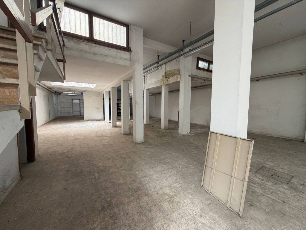 locale commerciale in vendita a Firenze