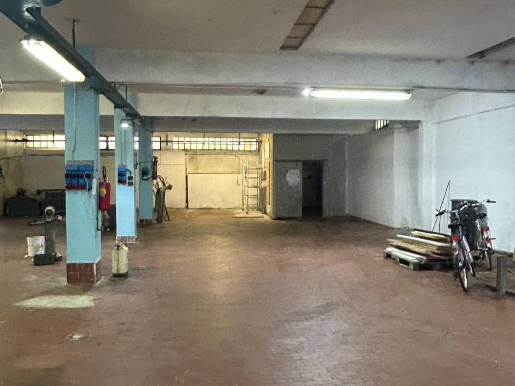 locale commerciale in vendita a Firenze