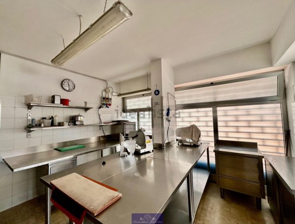 locale commerciale in vendita a Firenze in zona Isolotto