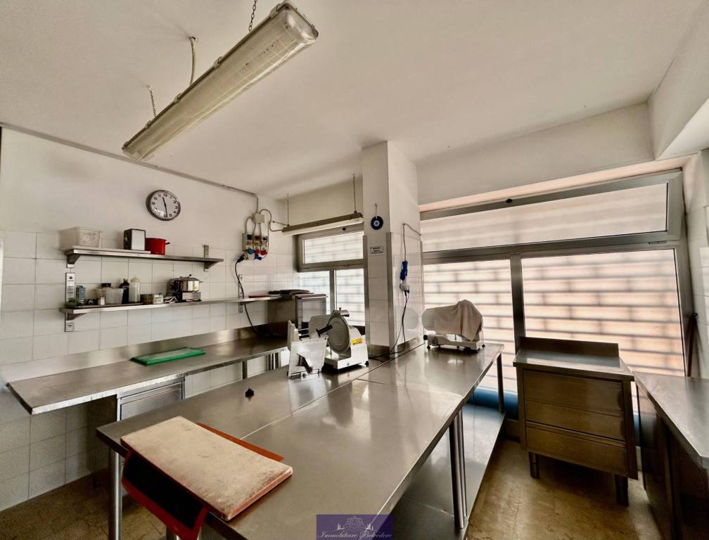 negozio in vendita a Firenze in zona Isolotto