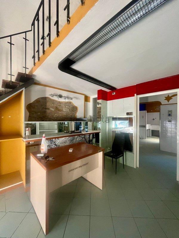 locale commerciale in vendita a Firenze in zona Campo di Marte