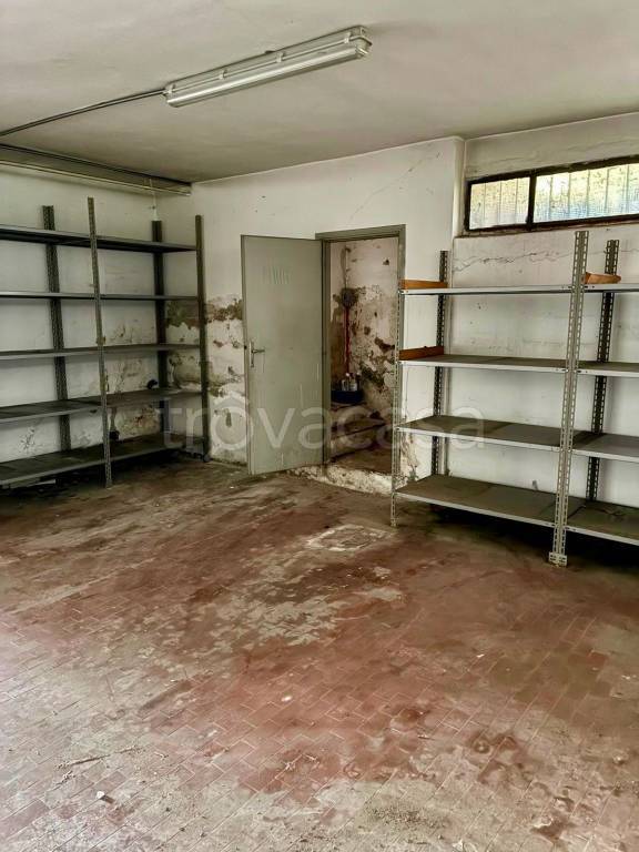 locale di sgombero in vendita a Firenze in zona Soffiano