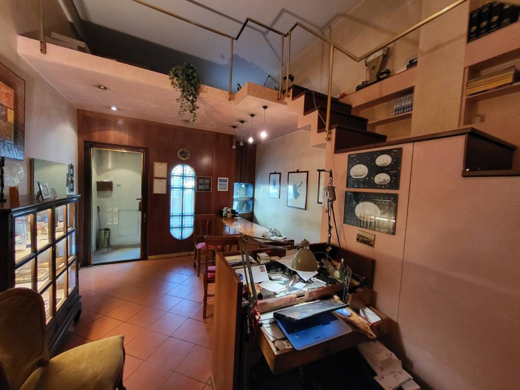 negozio in vendita a Firenze in zona Campo di Marte