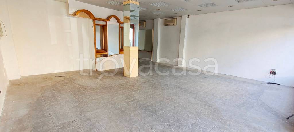 negozio in vendita a Firenze in zona Isolotto