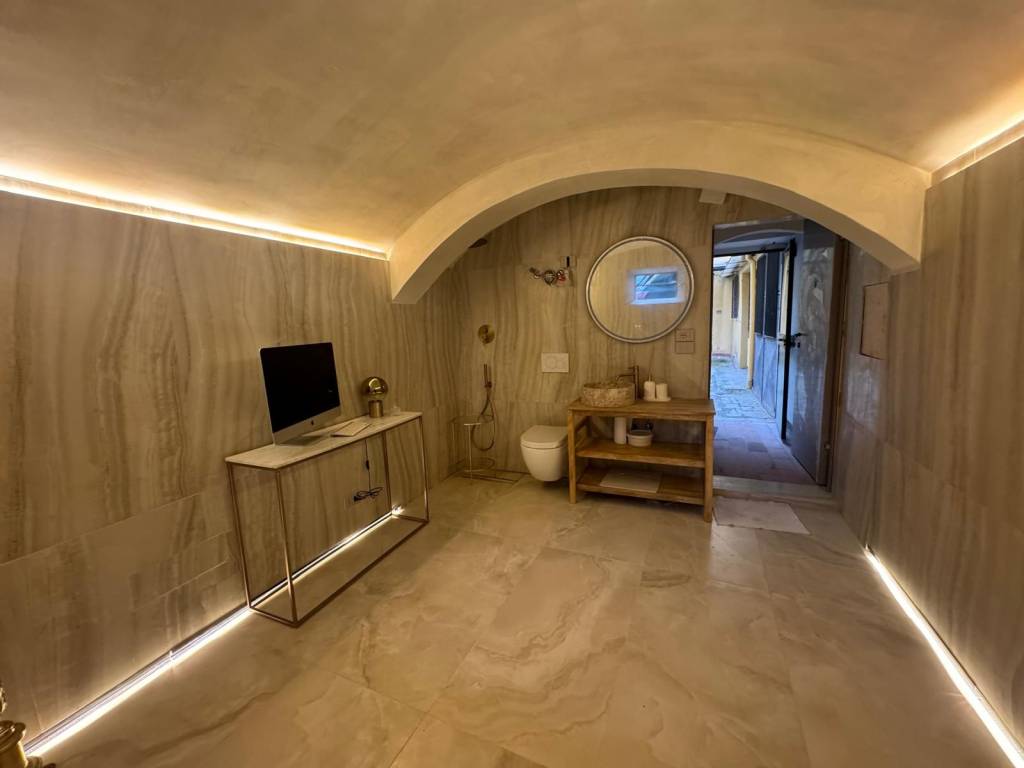 locale commerciale in vendita a Firenze in zona Centro San Frediano