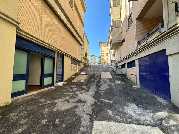 locale di sgombero in vendita a Firenze in zona Isolotto