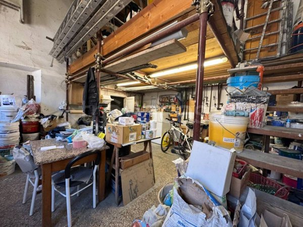 locale commerciale in vendita a Firenze in zona Isolotto