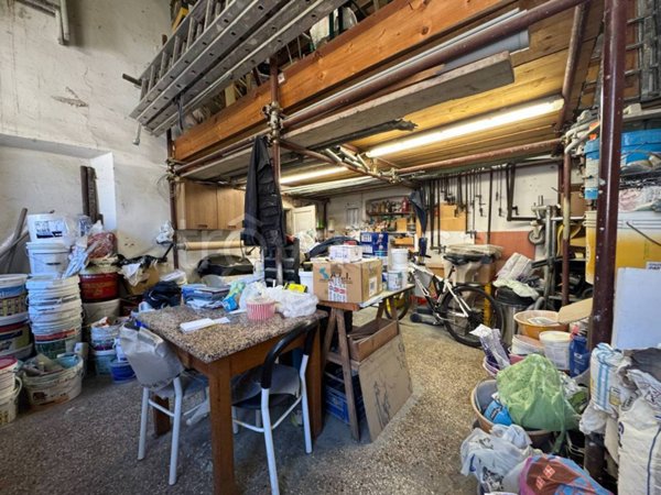 locale commerciale in vendita a Firenze in zona Isolotto