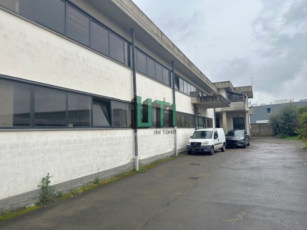 locale commerciale in vendita a Firenze in zona Novoli
