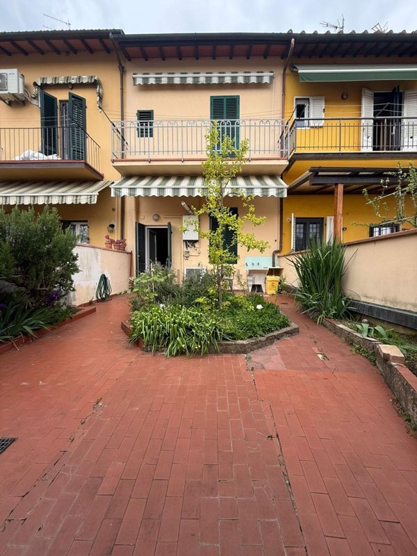 casa indipendente in vendita a Firenze in zona Isolotto