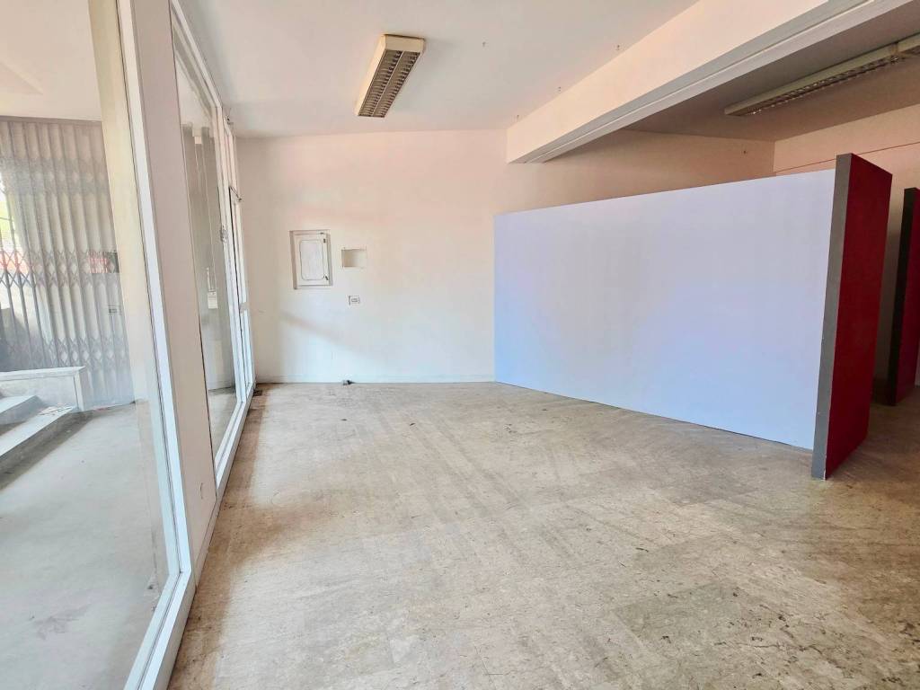 negozio in vendita a Firenze in zona Campo di Marte