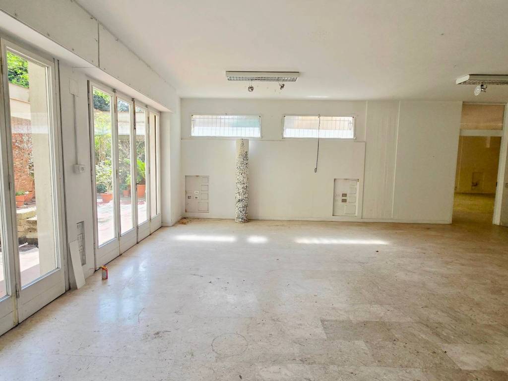 negozio in vendita a Firenze in zona Campo di Marte