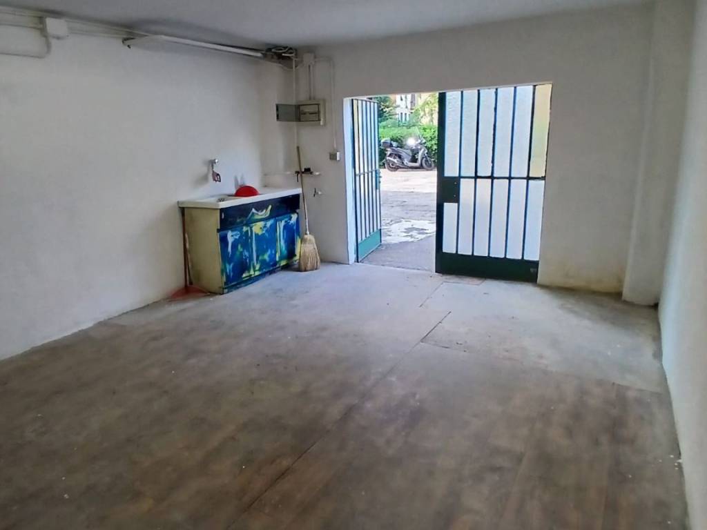 locale commerciale in vendita a Firenze in zona Isolotto