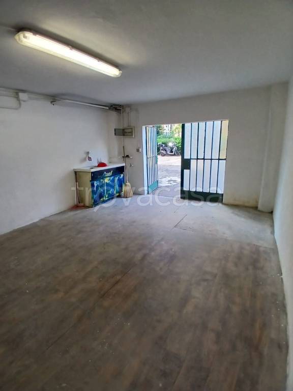 locale commerciale in vendita a Firenze in zona Isolotto