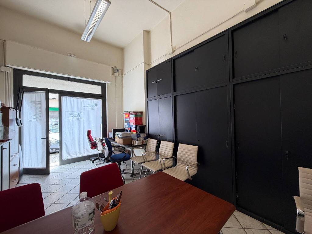negozio in vendita a Firenze in zona Isolotto