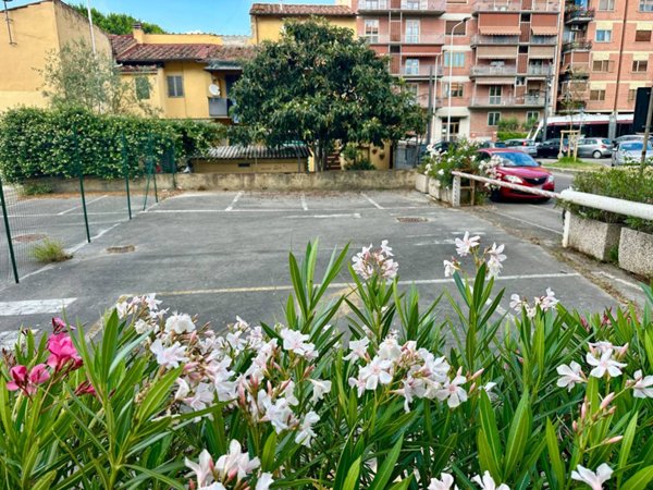 negozio in vendita a Firenze in zona Novoli