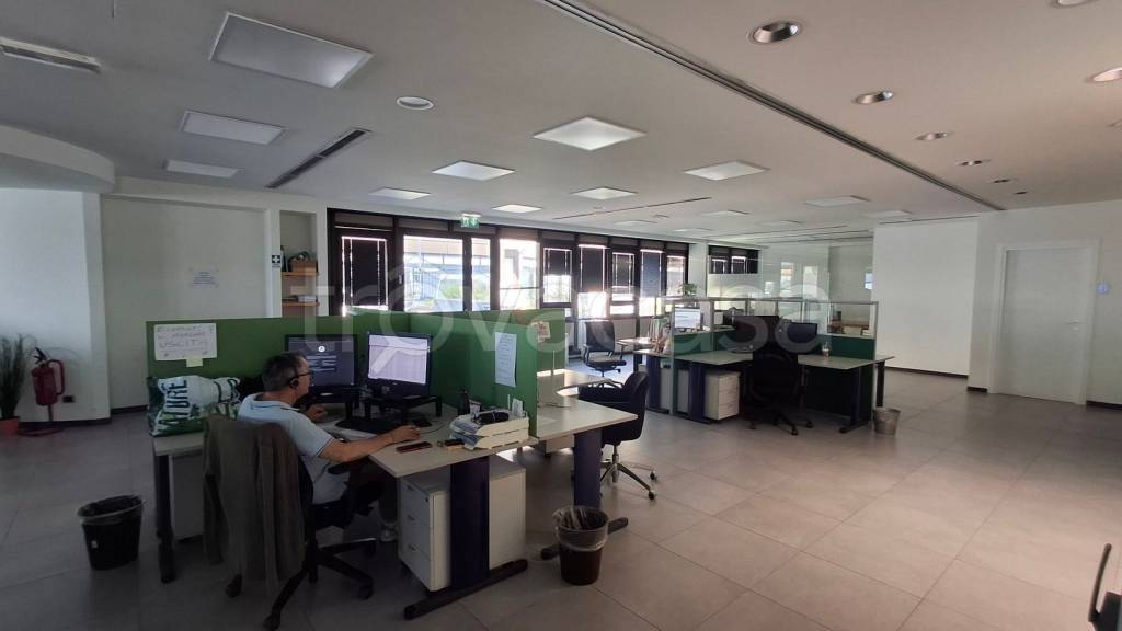 ufficio in vendita a Firenze in zona Peretola